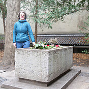 Anežka Klimentová am Grabmal Walthers von der Vogelweide im Lusamgärtchen der Neumünsterkirche.