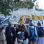 Angeregte Diskussion über ein Graffiti im Zentrum von Bastia.                