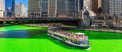 Am 17. März ist St. Patrick‘s Day. Menschen mit irischen Wurzeln feiern diesen Tag auf der ganzen Welt, zum Beispiel wie hier in Chicago, wo der Chicago River grün eingefärbt wurde – ein schönes Beispiel für irische Kultur in den USA. (Bild: Thananit / Adobe Stock)