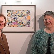 Dorothée Kleinschrot (li.) vom Mineralogischen Museum und Künstlerin Karin Ambros bei der Eröffnung der Ausstellung. 