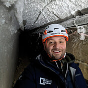 Tobias Ullmann im Permafrost-Tunnel der Umweltforschungsstation Schneefernerhaus.